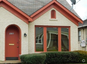 Building Photo - Charming 1 Bedroom Duplex, Water & Trash I...