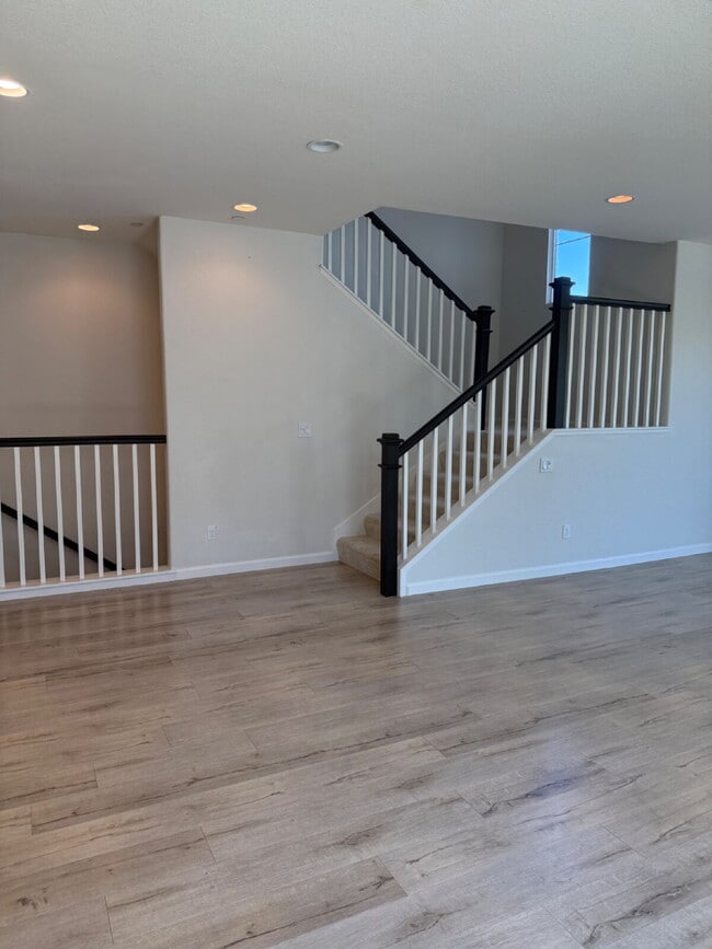 Building Photo - Gorgeous 4 Bed/4 Bath End Unit Condo with ...