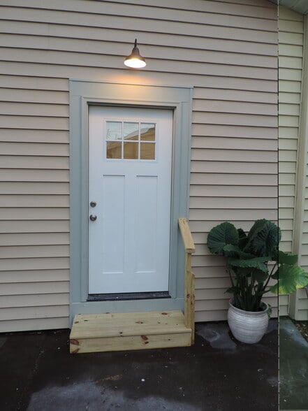 Building Photo - 2704 E Washington St