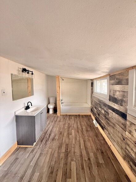 Building Photo - 705 Beautiful St