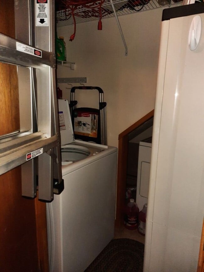 Building Photo - $1,600 - 4 Bedroom 2 Bathroom Furnished Log Cabin on the Creek