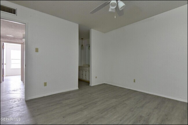 Building Photo - 6201 ESCONDIDO Dr