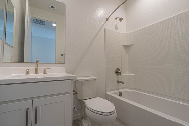 Building Photo - Stunning Sundrop Model Home – Brand New an...