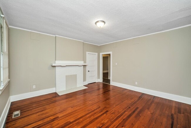 Building Photo - Updated 2-Bedroom Duplex – $800/month | Ta...