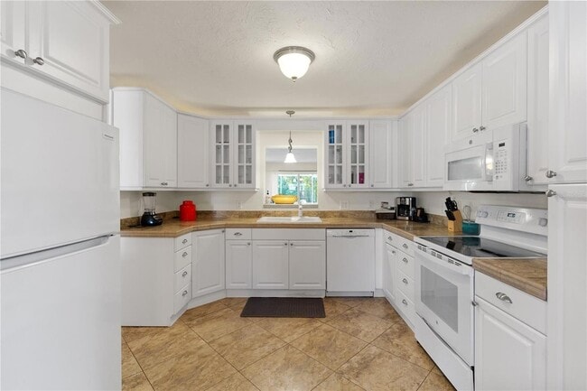 Building Photo - 7860 Holiday Dr