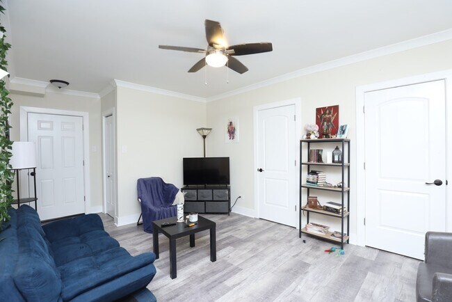 Building Photo - 3839 N Greenview Ave