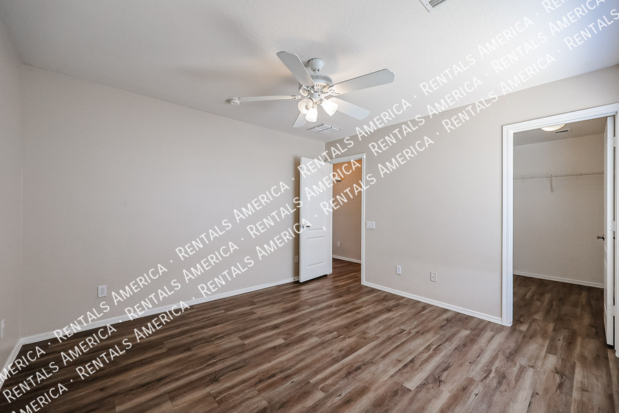 Building Photo - 910 S 118th Ln