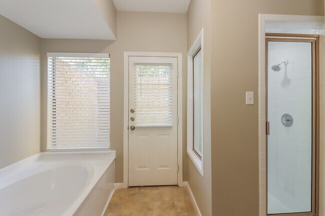 Building Photo - 6031 Spring Creek Ln