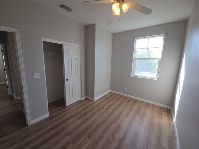 Building Photo - Gorgous 3 Bedroom 2/5 Bath home in HOA