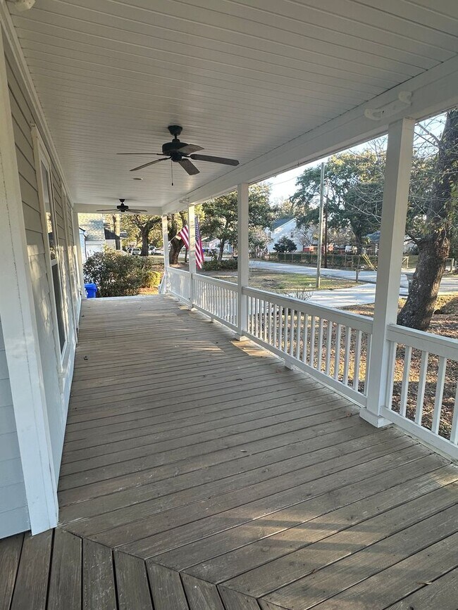 Building Photo - Available April 6th. Custom Built 3BR/2 BA Home in Park Circle!