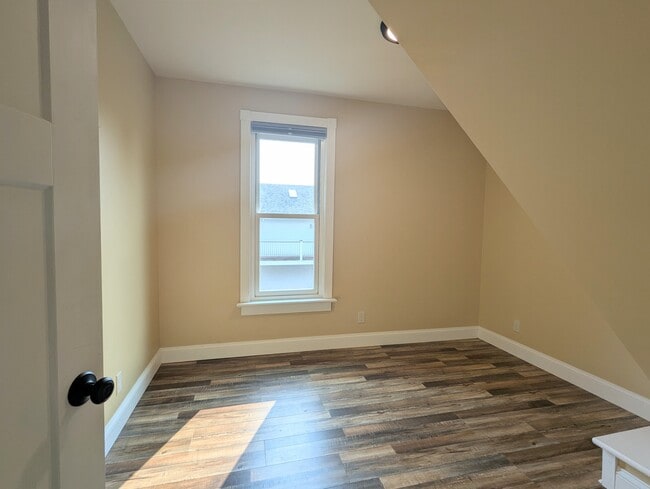 Building Photo - 316 N Tracy Ave