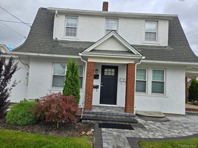 Primary Photo - 125 Roslyn Rd