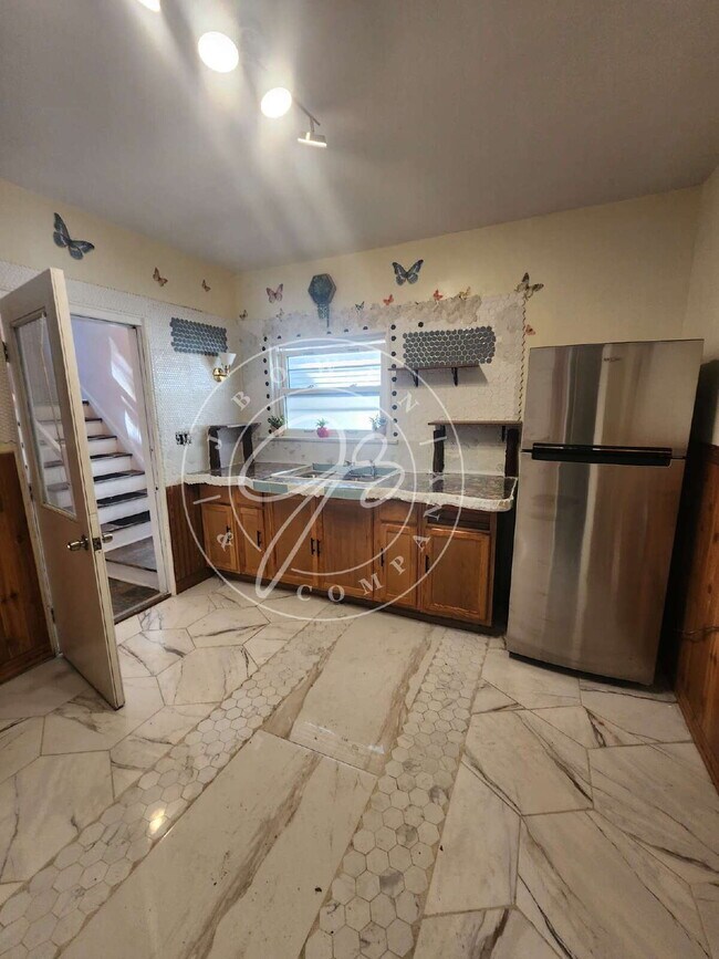 Building Photo - Very spacious lower 2 bedroom with separat...
