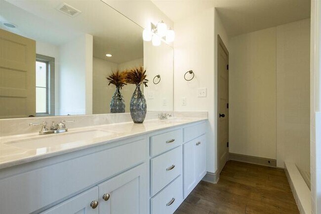 Building Photo - 709 Courtland Ave