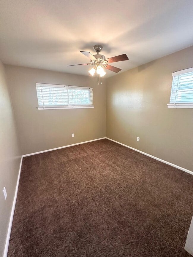 Building Photo - 3 Bed 1 Bath Ready to Rent!