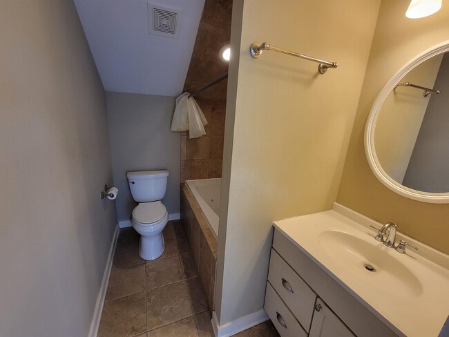 Building Photo - 3060 Dickinson Dr