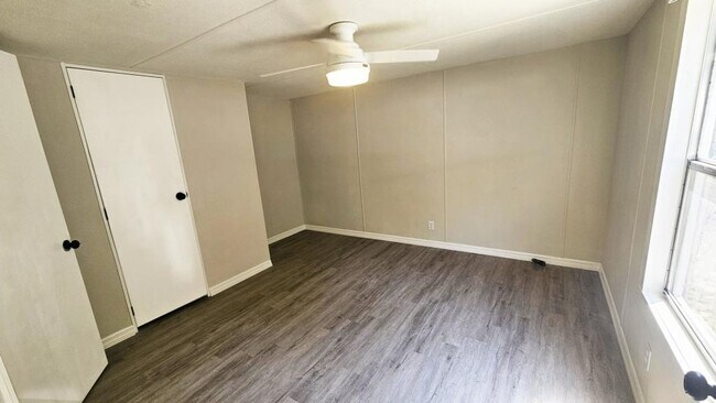 Building Photo - 231 Lakeview Ct