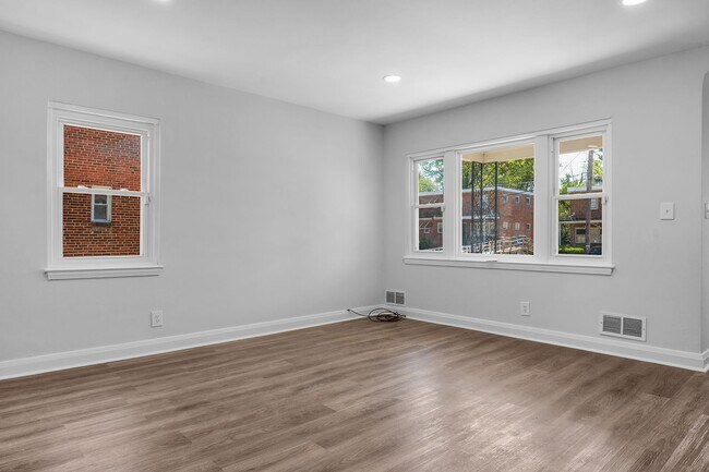 Building Photo - PENDING - Newly Renovated 3 Bedroom 2 Bathroom in
