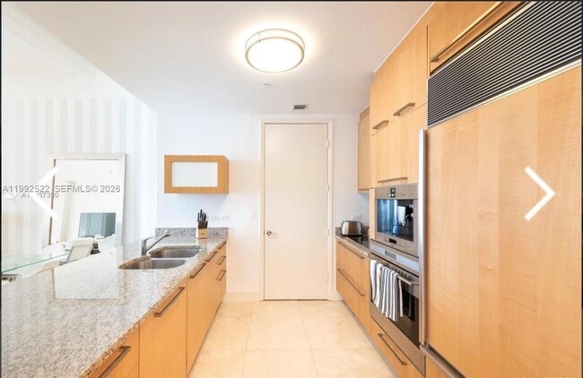 Building Photo - 16001 Collins Ave