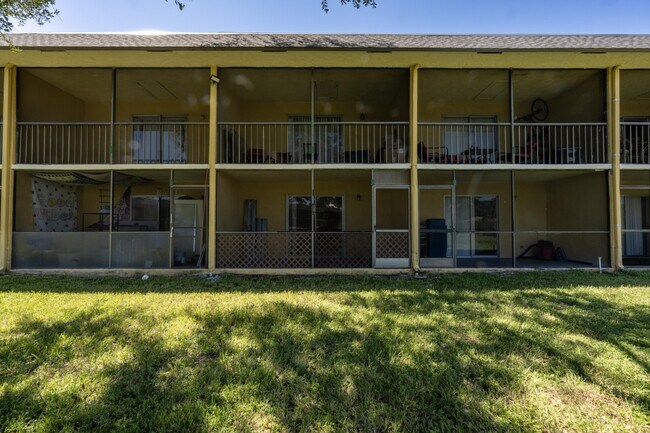 Building Photo - 1809 Meadows Cir W