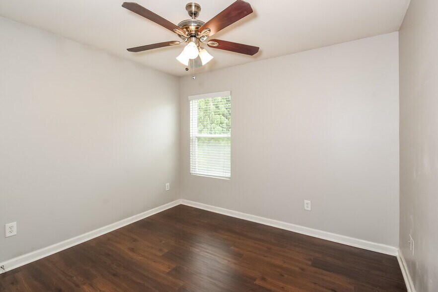 Building Photo - 3120 Englewood Dr