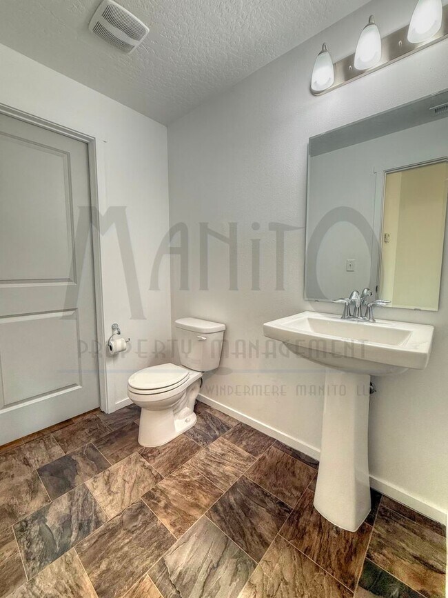 Building Photo - Spacious Airway Heights Home