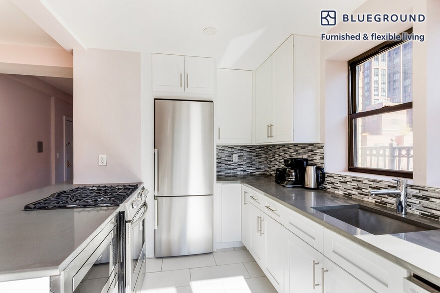 Building Photo - 320 E 52nd St