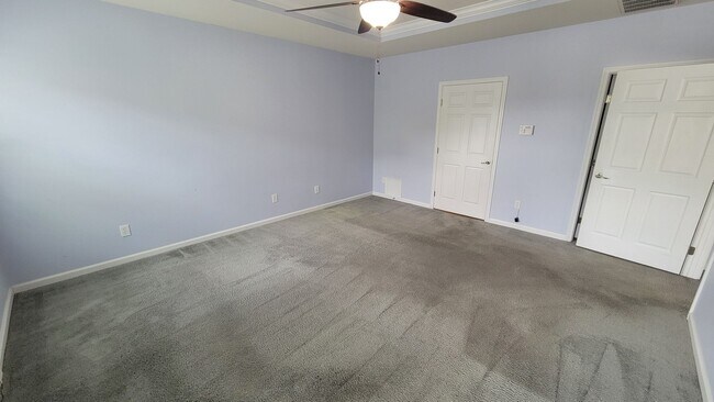 Building Photo - 4 Bed, 3.5 Townhome in Five Forks is Avail...