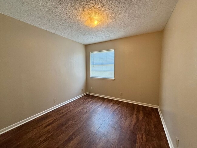 Building Photo - Great downstairs apartment close to it all