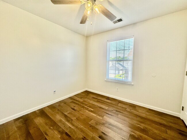 Building Photo - Beautifully Updated Three Bedroom Home in ...