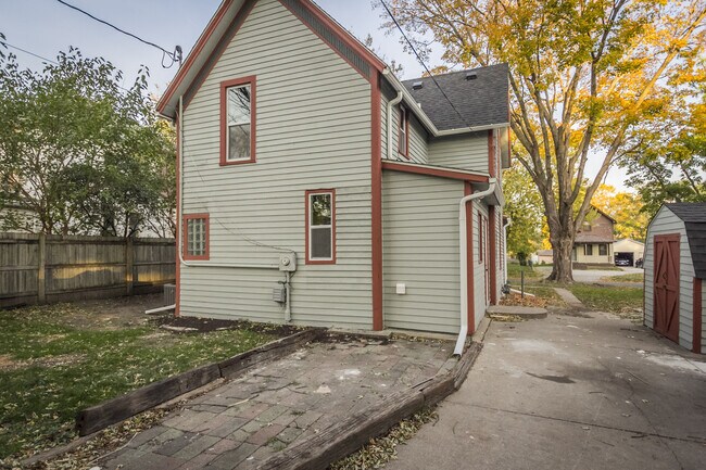 Building Photo - 5 Bedrooms, 2 Bathrooms - Near Drake