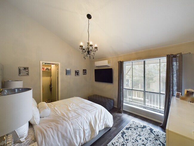 Building Photo - 9400 Doliver Dr