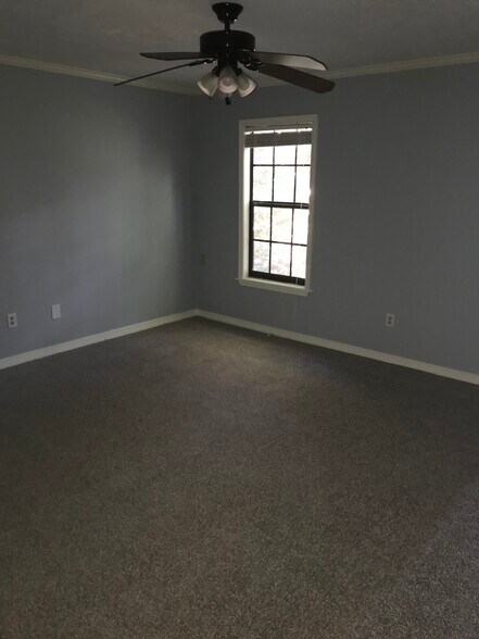 Building Photo - 707 Bay Park Dr