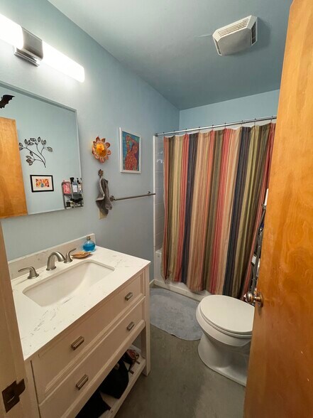 Building Photo - 1223 N 8th Ave