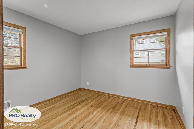 Building Photo - 3 Bedroom House on a Large Lot
