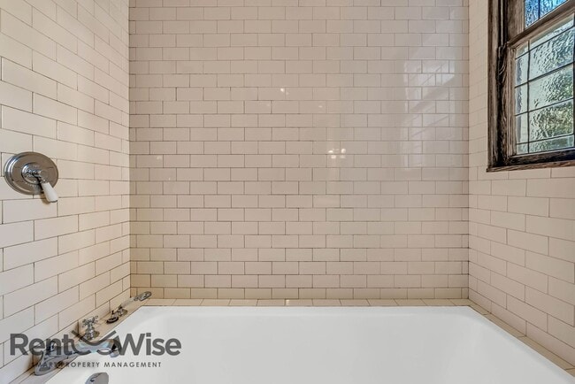 Building Photo - 1167 Green St