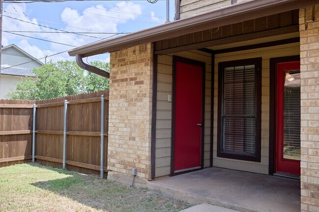 Building Photo - 900 Kilkenny Ct