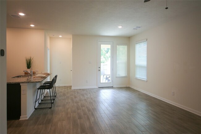 Building Photo - 27638 Mesabe Dr