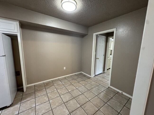 Building Photo - Captivating Townhome in Whisperwood