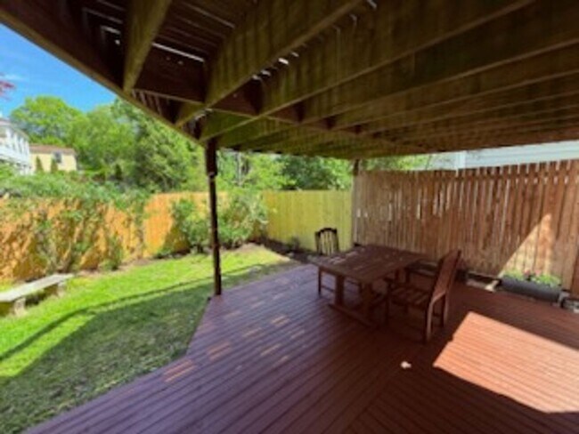 Building Photo - *DREAM LOCATION* 6BR Completely Renovated Duplex