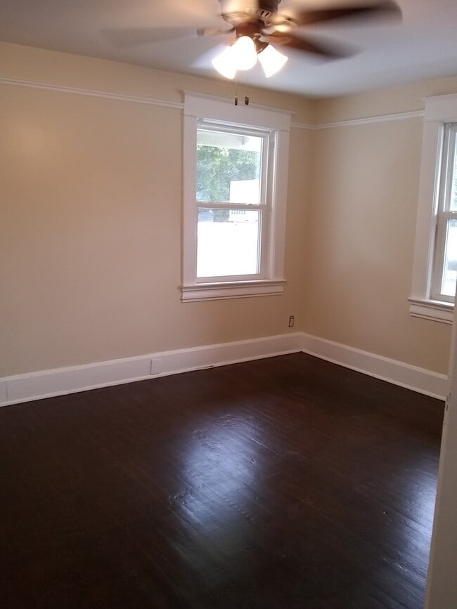 Building Photo - 703 E Colonial Dr