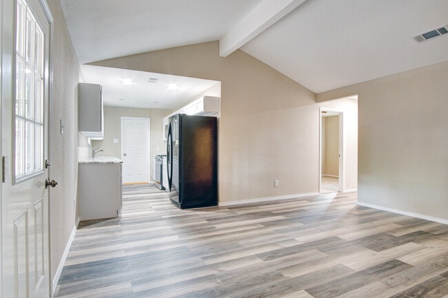 Building Photo - 2402 Ozark Dr