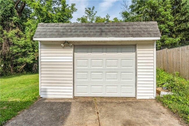 Building Photo - 5037 Greenhurst Dr