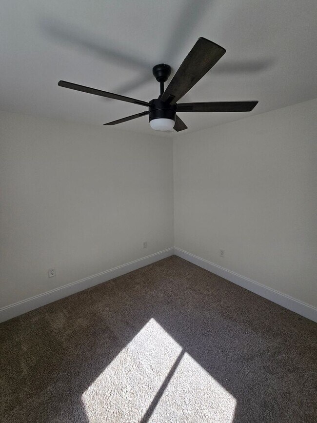 Building Photo - 7401 Mariner Cove Dr