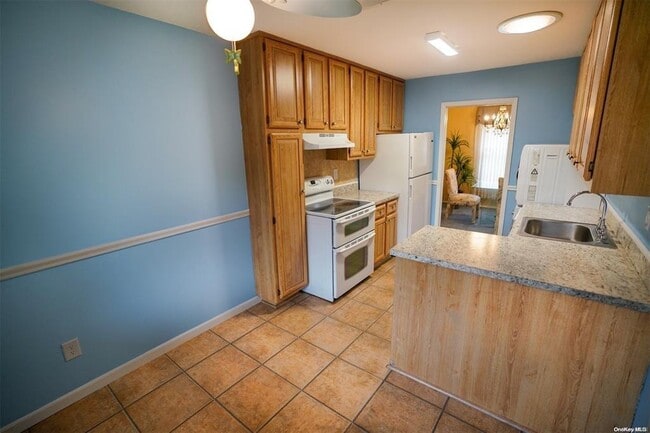 Building Photo - 906 Gotham Ct S