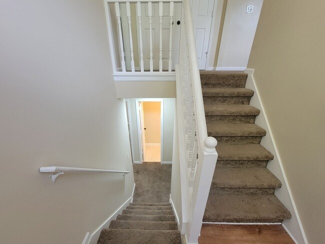 Building Photo - Great In-Law Suite Property - Master on Up...