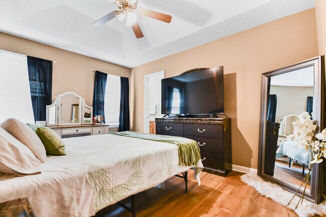 Building Photo - Conveniently Located Three Bedroom!