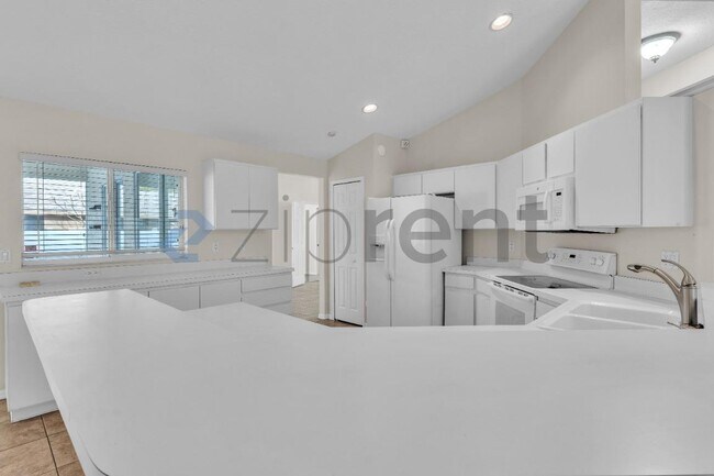 Building Photo - 2012 Dumont Dr