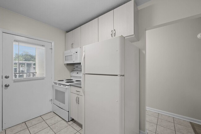 Building Photo - Newly Renovated 2BD/1.5 Bath Condo at Rege...