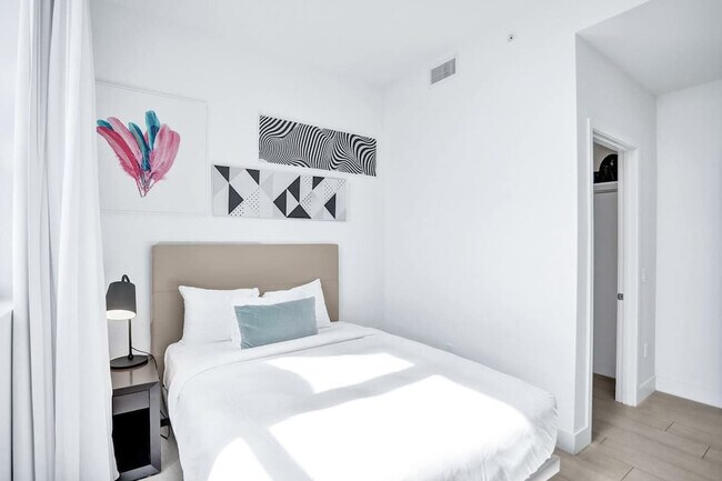 Building Photo - 4010 S Ocean Dr